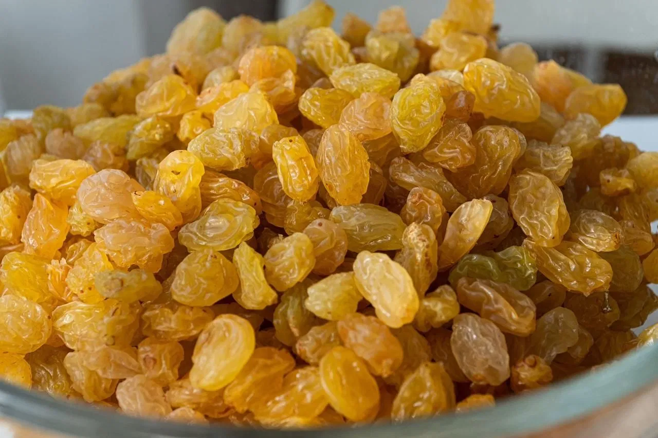 Can diabetic patients eat raisins? Experts say raisins are high in sugar and may spike blood sugar, so it's safer to drink raisin water in moderation.